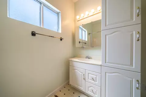 Bath - 1152 Willis St, Redding, CA 96001 photo 1 of 3