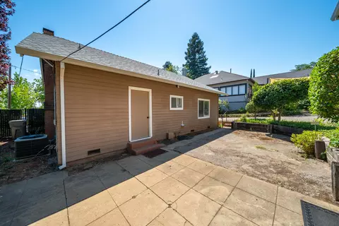 Exterior - 1152 Willis St, Redding, CA 96001 photo 6 of 17