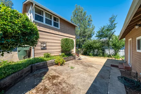 Exterior - 1152 Willis St, Redding, CA 96001 photo 9 of 17
