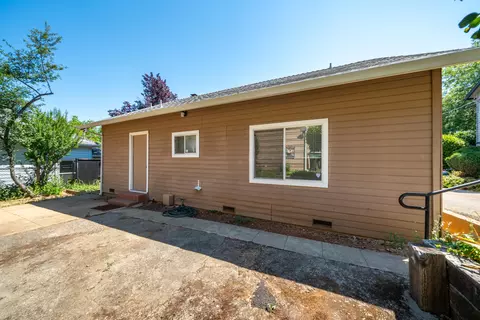 Exterior - 1152 Willis St, Redding, CA 96001 photo 4 of 17