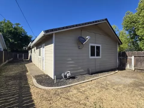 Exterior - 2045 Washington Ave, Red Bluff, CA 96080 photo 2 of 2