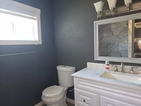 Bath - 2045 Washington Ave, Red Bluff, CA 96080 photo 3 of 4
