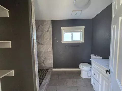 Bath - 2045 Washington Ave, Red Bluff, CA 96080 photo 2 of 4