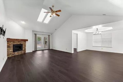 Living - 3066 Sunglow Dr, Redding, CA 96001 photo 2 of 5