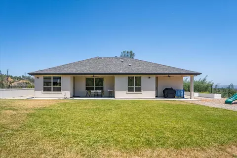 16520 Blarney Ln, Redding, CA 96001