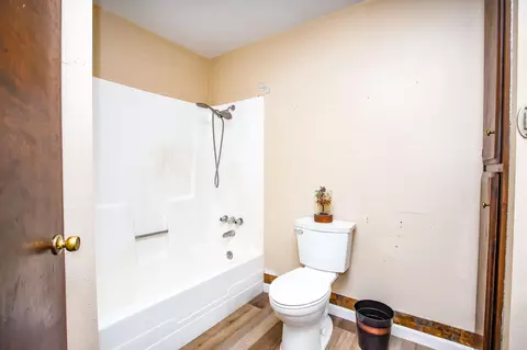 Bath - 21930 Parkway Dr, Red Bluff, CA 96080 photo 2 of 4