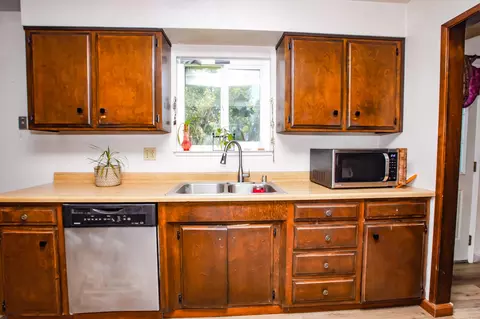 Kitchen - 21930 Parkway Dr, Red Bluff, CA 96080 photo 3 of 5