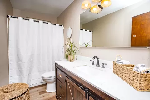 Bath - 21930 Parkway Dr, Red Bluff, CA 96080 photo 4 of 4