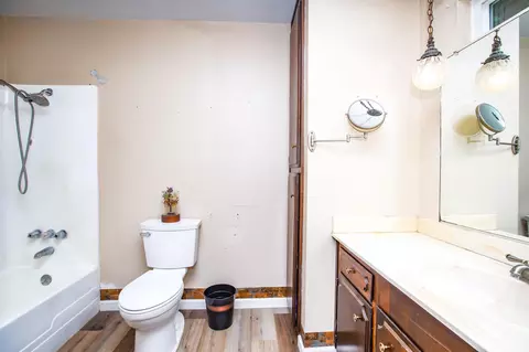 Bath - 21930 Parkway Dr, Red Bluff, CA 96080 photo 1 of 4