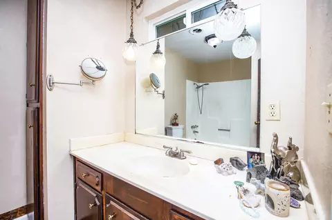 Bath - 21930 Parkway Dr, Red Bluff, CA 96080 photo 3 of 4