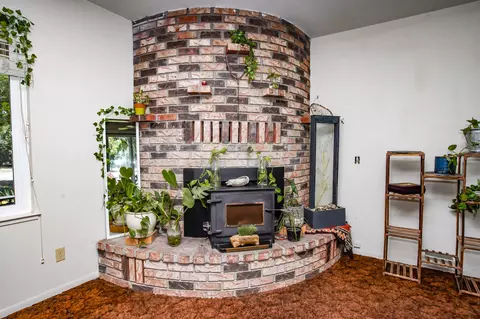 Living - 21930 Parkway Dr, Red Bluff, CA 96080 photo 3 of 5