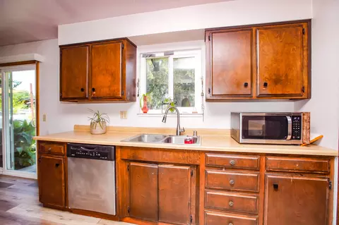 Kitchen - 21930 Parkway Dr, Red Bluff, CA 96080 photo 4 of 5