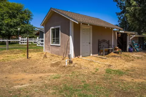 Exterior - 21930 Parkway Dr, Red Bluff, CA 96080 photo 6 of 8