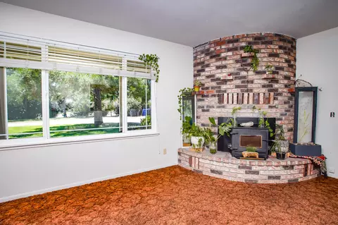 Living - 21930 Parkway Dr, Red Bluff, CA 96080 photo 2 of 5