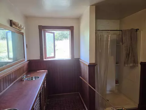 Bath - 21590 Purple Pl, Manton, CA 96059 photo 2 of 3