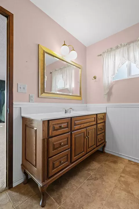 Bath - 6936 Tucker Ln, Redding, CA 96002 photo 6 of 6