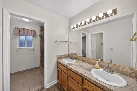 Bath - 6367 Mullen Pkwy, Redding, CA 96001 photo 1 of 5