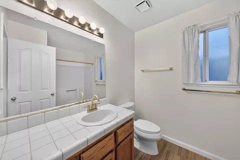 Bath - 6367 Mullen Pkwy, Redding, CA 96001 photo 4 of 5