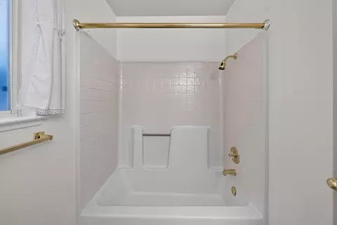 Bath - 6367 Mullen Pkwy, Redding, CA 96001 photo 5 of 5