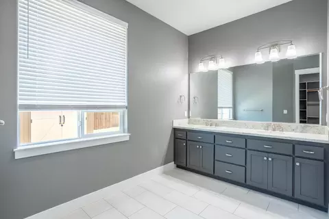 Bath - 4755 Lower Springs Rd, Redding, CA 96001 photo 2 of 5