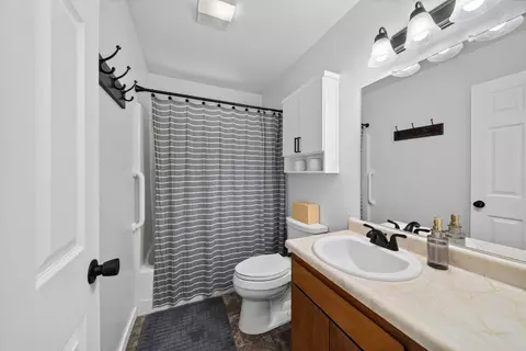 Bath - 2555 Lupine St, Anderson, CA 96007 photo 1 of 2