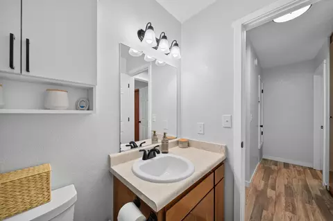 Bath - 2555 Lupine St, Anderson, CA 96007 photo 2 of 2