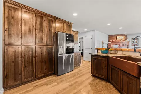 Kitchen - 20050 Plains Dr, Red Bluff, CA 96080 photo 6 of 10