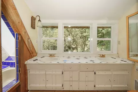 Bath - 691 Lost Bridge Rd, Lewiston, CA 96052 photo 3 of 5