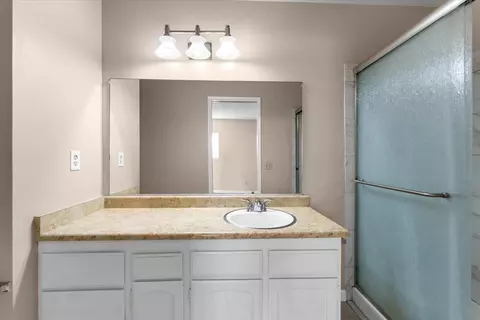 Bath - 2520 Oriole Dr, Red Bluff, CA 96080 photo 1 of 3