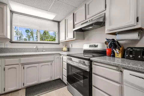 Kitchen - 2087977 State Highway 299, Redding, CA 96003 photo 8 of 8