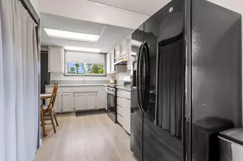 Kitchen - 2087977 State Highway 299, Redding, CA 96003 photo 6 of 8