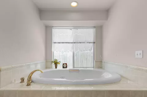 Bath - 2668 Dawnridge Dr, Redding, CA 96001 photo 7 of 7