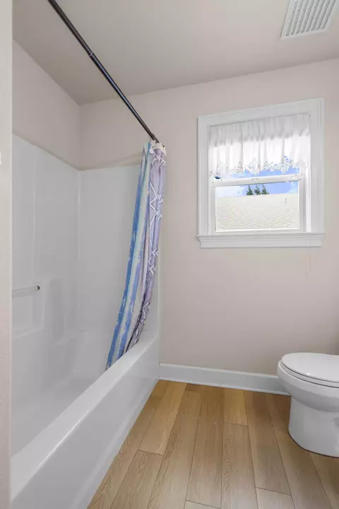 Bath - 2668 Dawnridge Dr, Redding, CA 96001 photo 3 of 7