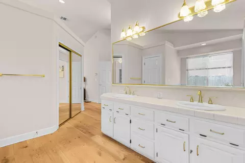 Bath - 2668 Dawnridge Dr, Redding, CA 96001 photo 6 of 7