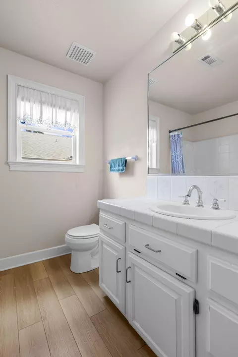 Bath - 2668 Dawnridge Dr, Redding, CA 96001 photo 2 of 7