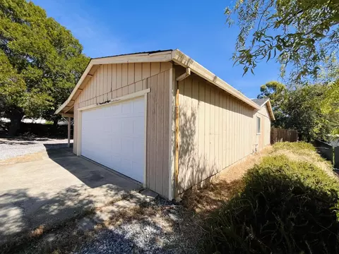 Exterior - 1026 Moss Creek Rd, Redding, CA 96003 photo 4 of 20