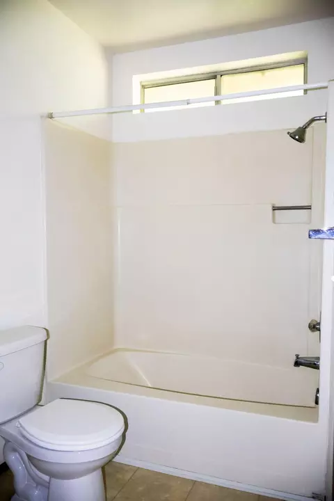 Bath - 1026 Moss Creek Rd, Redding, CA 96003 photo 4 of 4