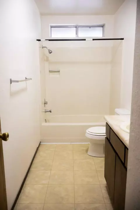 Bath - 1026 Moss Creek Rd, Redding, CA 96003 photo 3 of 4