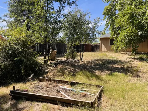 Exterior - 1026 Moss Creek Rd, Redding, CA 96003 photo 14 of 20