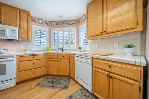 Kitchen - 302 Mammoth Path, Redding, CA 96003 photo 4 of 4
