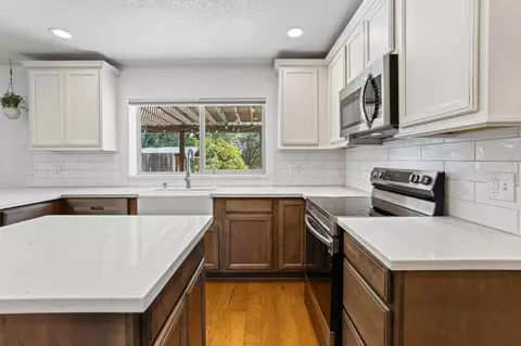 Kitchen - 20019 Vernita Dr, Redding, CA 96003 photo 5 of 8