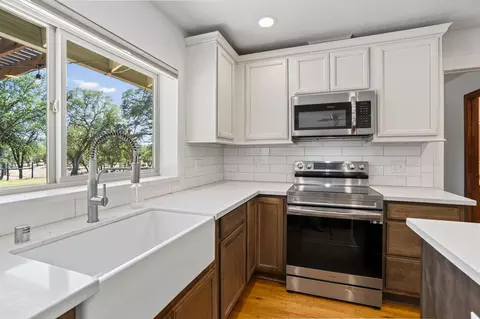 Kitchen - 20019 Vernita Dr, Redding, CA 96003 photo 6 of 8