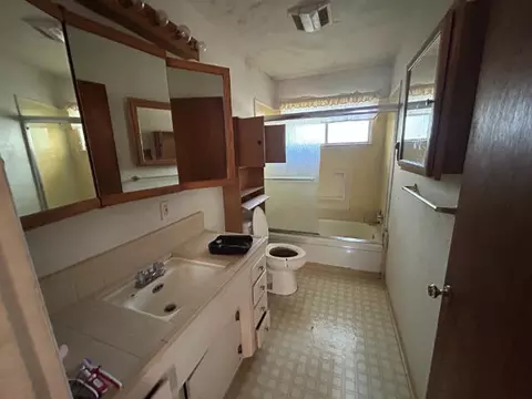 Bath - 805 Christine Ave, Redding, CA 96003 photo 1 of 1