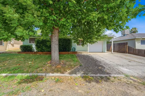 2425 Beverly Dr, Redding, CA 96002 photo 1