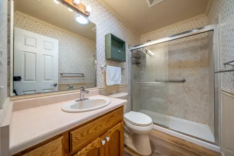 Bath - 1075 Goodview Way, Redding, CA 96003 photo 3 of 3