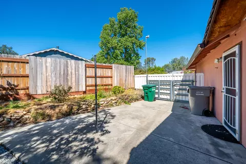 Exterior - 1075 Goodview Way, Redding, CA 96003 photo 16 of 18
