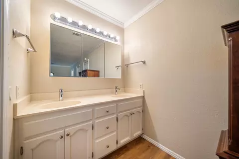 Bath - 1075 Goodview Way, Redding, CA 96003 photo 1 of 3