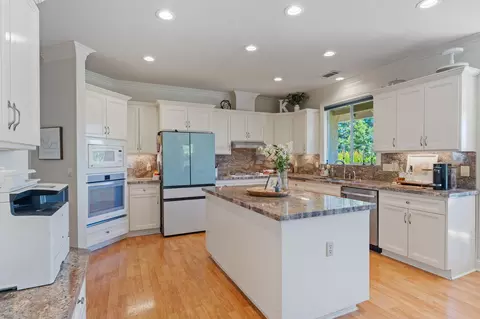 Kitchen - 2945 Forest Hills Dr, Redding, CA 96002 photo 5 of 8