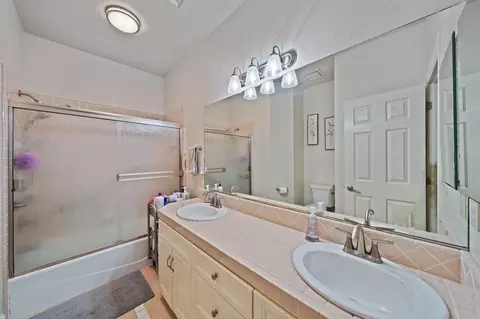Bath - 2945 Forest Hills Dr, Redding, CA 96002 photo 5 of 5