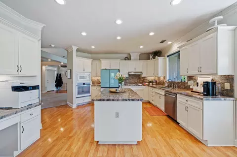 Kitchen - 2945 Forest Hills Dr, Redding, CA 96002 photo 3 of 8